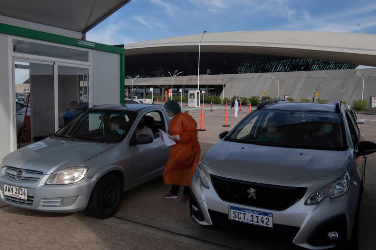 Vacunación contra el coronavirus en el Aeropuerto de Carrasco, en las afueras de Montevideo