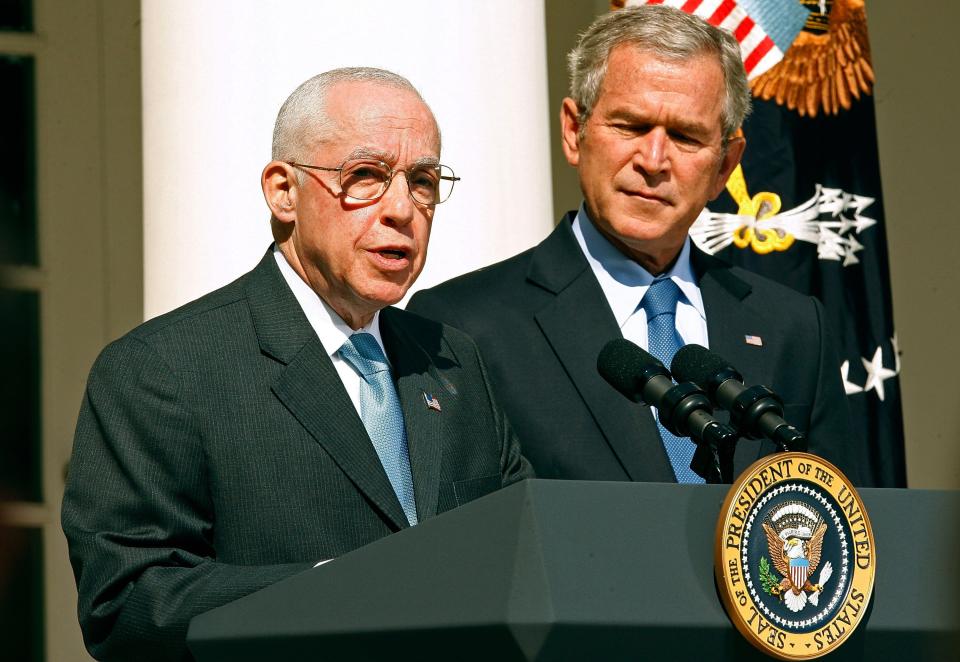 Michael B. Mukasey, left, and President George W. Bush in 2007. (Photo: Chip Somodevilla/Getty Images)