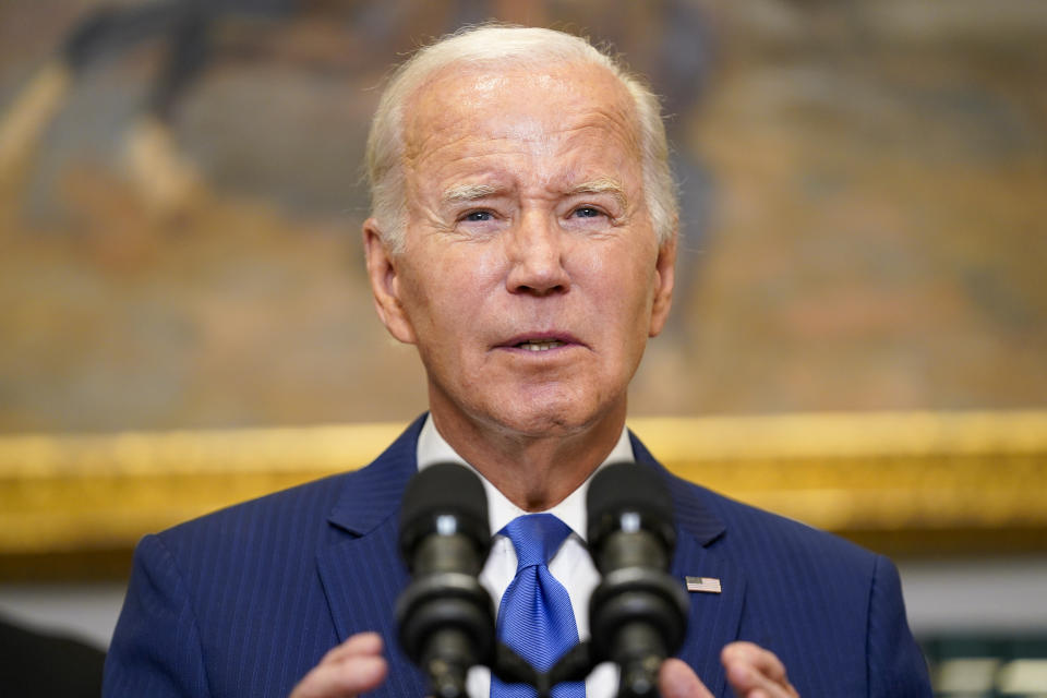 ARCHIVO - El presidente Joe Biden habla de las tareas de recuperación luego de los incendios en Maui y el huracán Idalia en la Casa Blanca, 30 de agosto de 2023. La Casa Blanca dijo el jueves que el Congreso debería aprobar una medida de financiación a corto plazo para garantizar que el gobierno siga funcionando tras el fin del año fiscal el 30 de setiembre. (AP Foto/Evan Vucci, File)