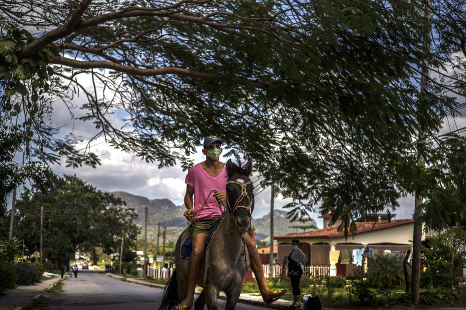 Un hombre monta su caballo por Viñales, Cuba, el 1 de marzo de 2021. (AP Foto/Ramón Espinosa)