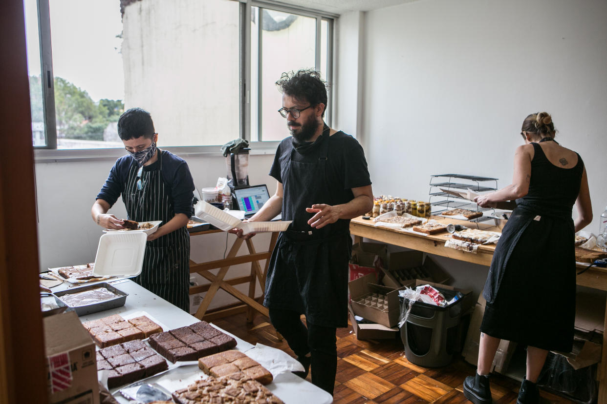 Ferrero hace una foto de sus productos para la cuenta en Instagram de su negocio. (Meghan Dhaliwal/The New York Times)