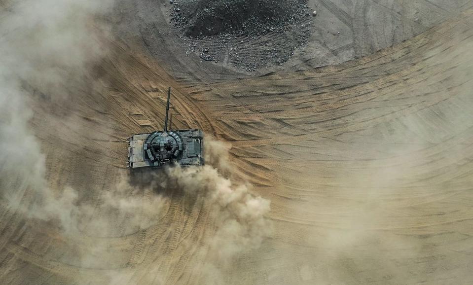 Eine Panzerbesatzung der russischen Armee testet Manöver bei einer Fahrübung. Russland hat seine materielle Übermacht im Ukraine-Krieg bisher nicht ausspielen können. - Copyright: picture alliance/dpa/Tass/Lev Fedoseyev