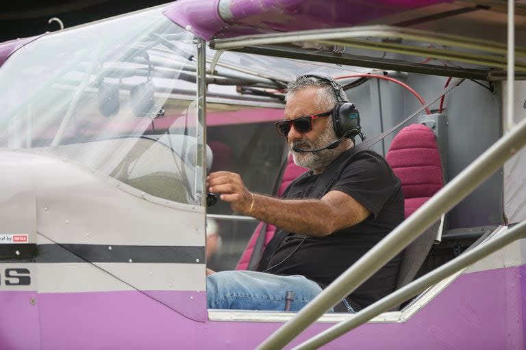 Leonardo Russo se sumó -por iniciativa propia- a la búsqueda de Ramón Román y Gabriel Raimann, los amigos pescadores que desaparecieron cuando entraron al mar en Cariló