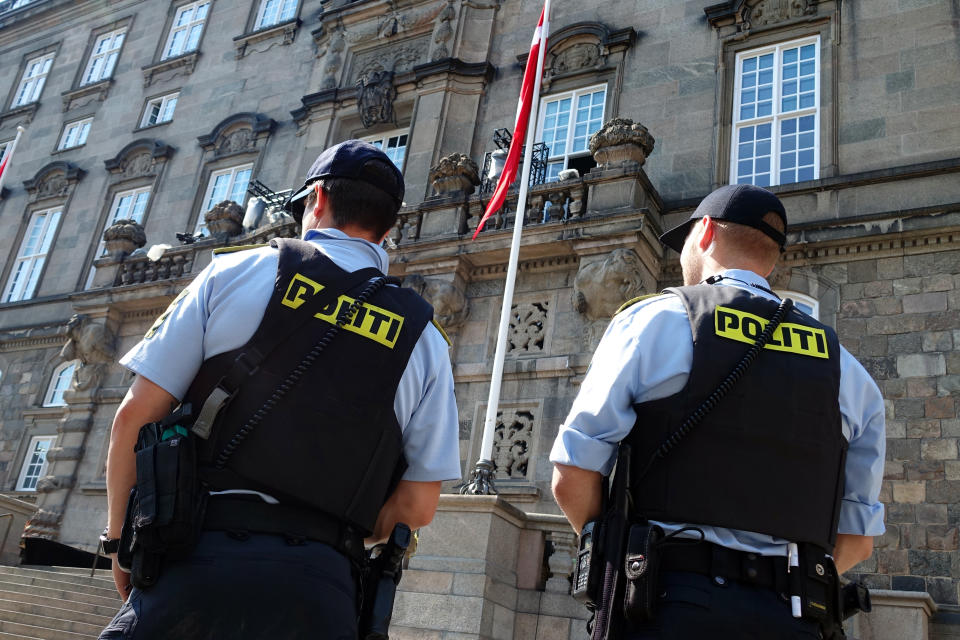 Dänische Polizisten vor dem Christiansborg Palast in Kopenhagen. 