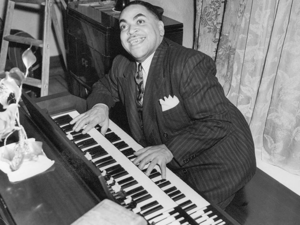 Fats Waller plays the organ.