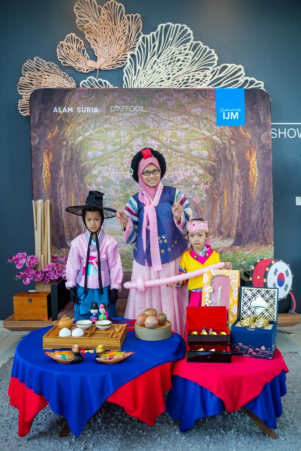 Visitors having fun dressing up in colourful Korean outfits, taking a magical journey into the world of traditional K-Dramas