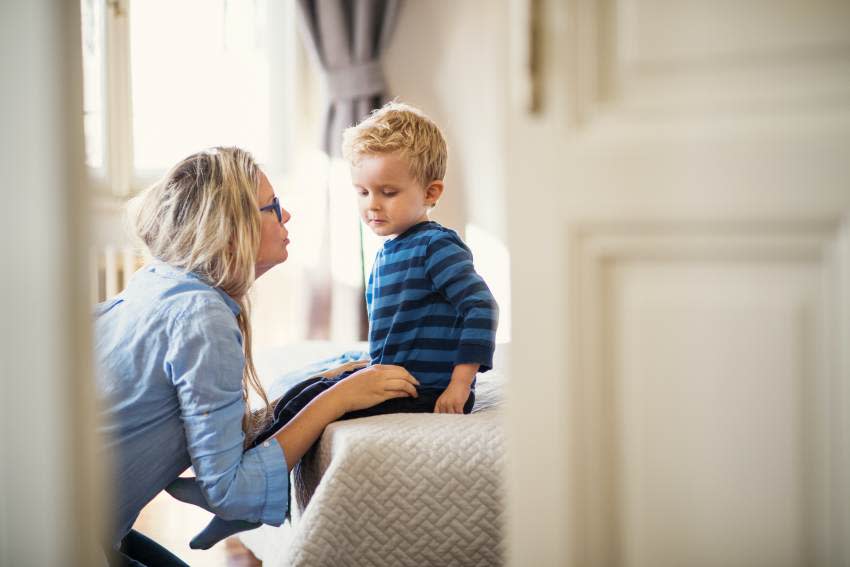 Madre hablando con su hijo