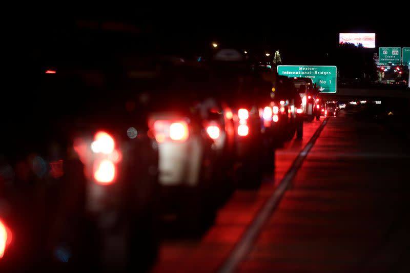 Migrants queue to cross near the international border bridge Juarez, towards Mexico during the 12th Caravan of Migrants in Laredo, Texas