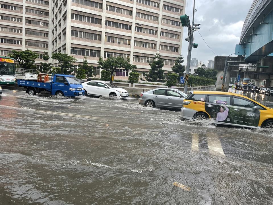 中央氣象局30日下午對桃園市發出大雨特報，龜山區多處路段出現積水情形。（警方提供）