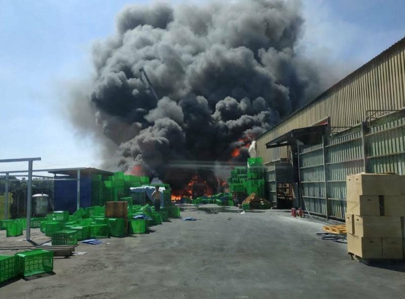 彰化埔鹽一家鋁鎂合金工廠發生大火，現場火勢猛烈，工廠竄出濃煙直衝天際。（翻攝畫面）