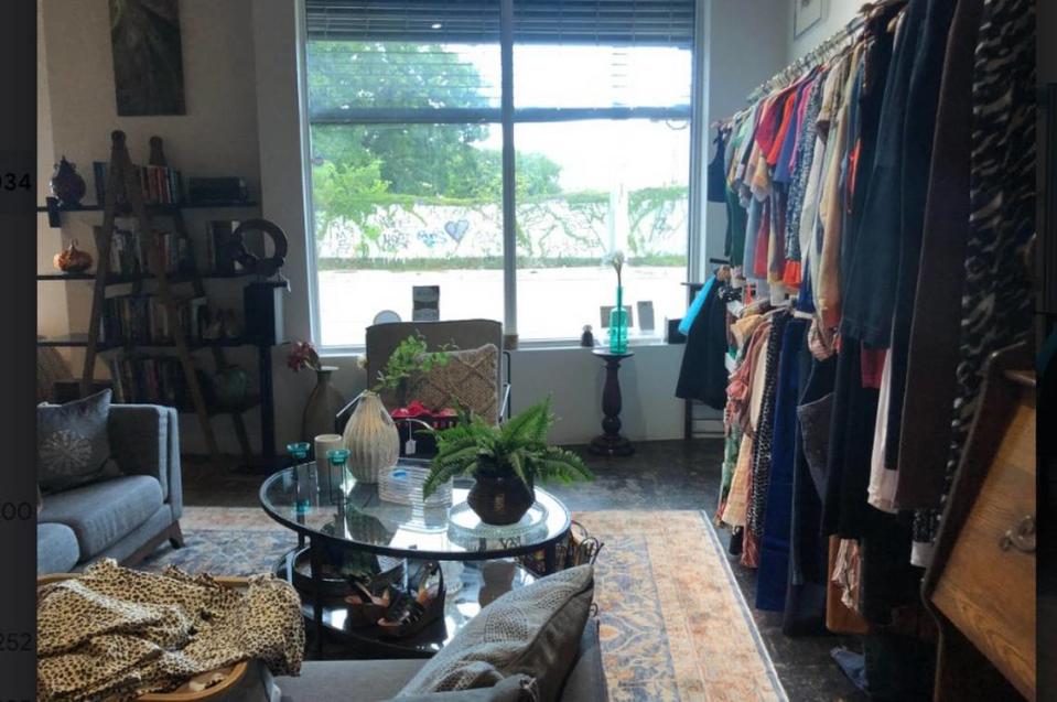 Lotus House es una popular tienda de segunda mano del área de Miami que vende muchos artículos nuevos con grandes descuentos. Los ingresos se destinan a ayudar a mujeres y niños sin hogar.