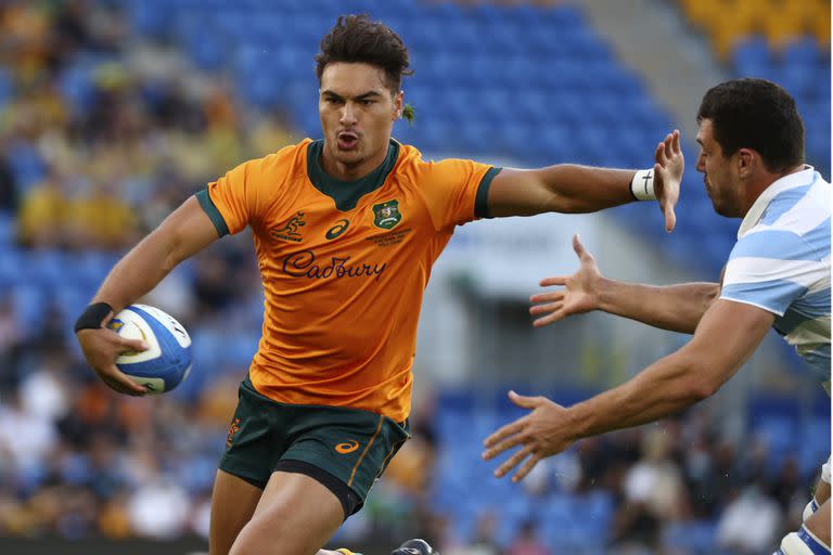 Hand off de Jordan Petaia a Juan Martín González; el ataque australiano fue demasiado para la defensa argentina en Gold Coast.