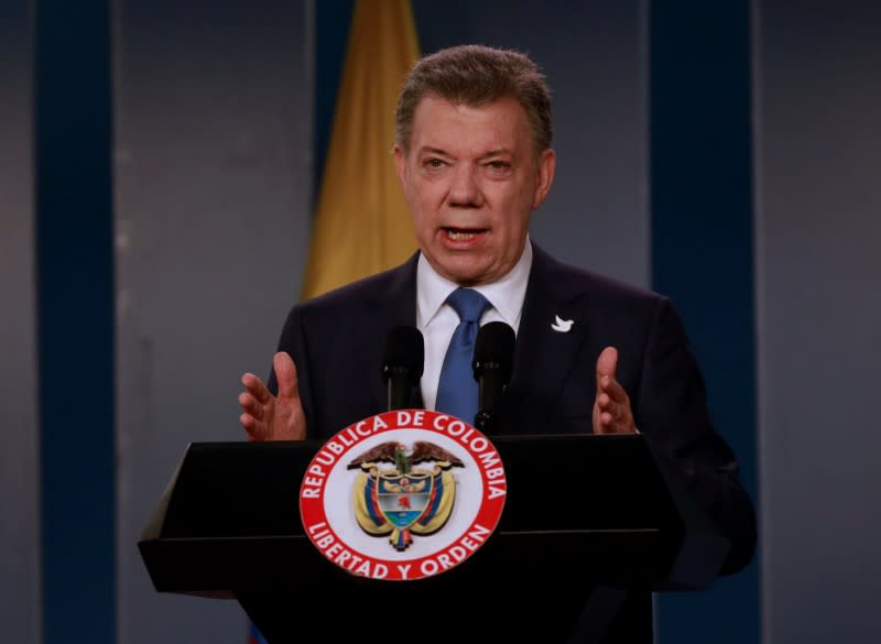 Colombia's President Juan Manuel Santos talks during a news conference after a meeting with Colombian former President and Senator Alvaro Uribe at Narino Palace in Bogota, Colombia, October 5, 2016. REUTERS/John Vizcaino