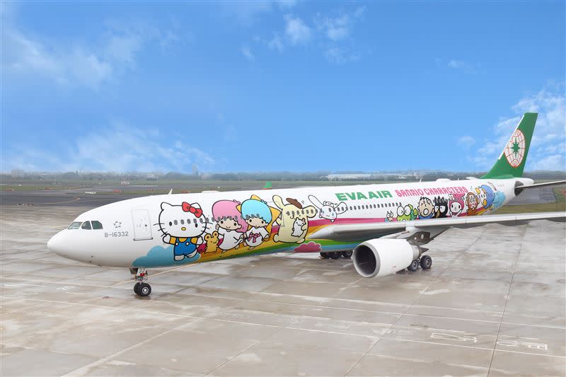 「長榮航空『類出國』新體驗」專案航班，於父親節當天，以超人氣的Hello Kitty夢想機執飛，獨家贈送HELLO KITTY驚喜好禮，陪大家一起圓夢出國去。（圖／長榮航空提供）