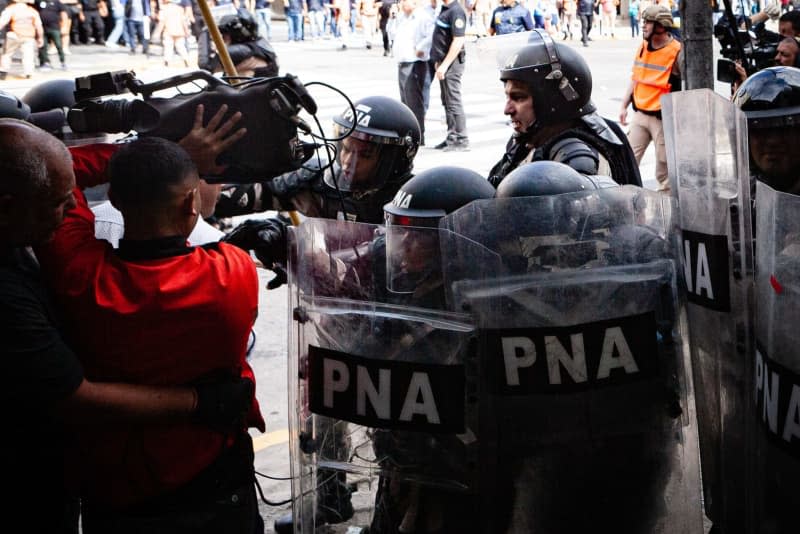 Police clashes with anti-government protesters as they demonstrate against food scarcity at soup kitchens and against President Javier Milei's policies and economic reforms. Protesters clashed with police. Paula Acunzo//dpa