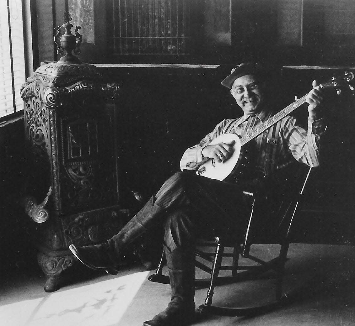 Grandpa Jones takes a publicity photo with his banjo in 1977.