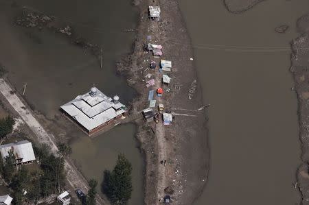 Flood victims set up temporary shelters along a street next to a mosque on the outskirts of Srinagar September 14, 2014. REUTERS/Adnan Abidi