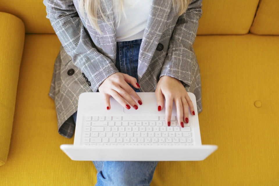 <p>Anche se l’epoca del computer fisso è ormai tramontata, anche con i portatili i problemi legati alla salute (postura in primis) e allo stress sono rimasti gli stessi. Ecco come risolverli. (foto: Getty Images) </p>