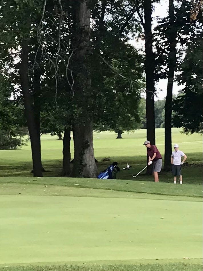 Henry Terry salta al green durante un torneo de Heart of Ohio Junior Golf Association en Kings Mill en Waldo el verano pasado.