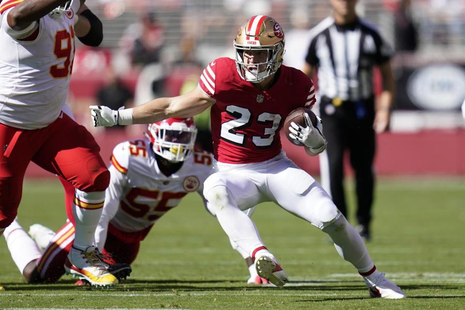 Christian McCaffrey (23), Running Back der San Francisco 49ers, tritt 2022 gegen die Kansas City Chiefs an.