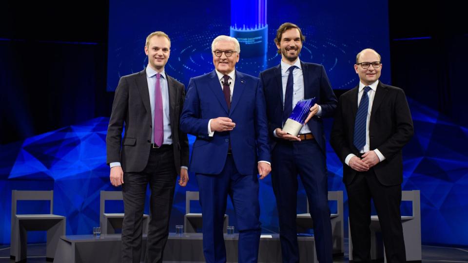 Frank-Walter Steinmeier (2.v.l.), Bundespräsident, steht gemeinsam mit den Preisträgern des deutschen Zukunftspreises, Alexander Rinke (l-r), Martin Klenk und Bastian Nominacher, nach der Verleihung auf der Bühne.