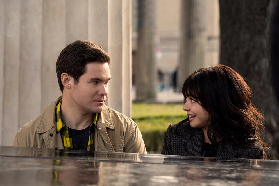 PITCH PERFECT: BUMPER IN BERLIN -- “Torschlusspanik” Episode 102 -- Pictured (l-r): Adam Devine as Bumper Allen, Sarah Hyland as Heidi -- (Photo by: Julia Terjung/Peacock)