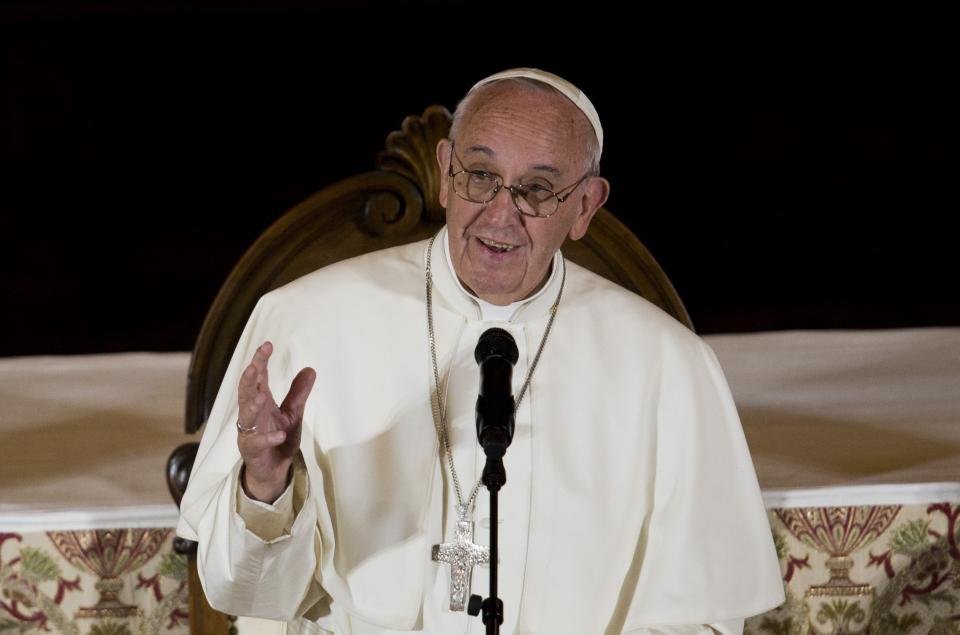 Pope Francis met privately with survivors of sexual abuse at St. Charles Borromeo Seminary on Sunday morning.&nbsp;<br /><br />Read more <a href="http://www.huffingtonpost.com/entry/pope-francis-clergy-sex-abuse-survivors_5606a03be4b0dd850307c470?8qsyk3xr">here</a>.