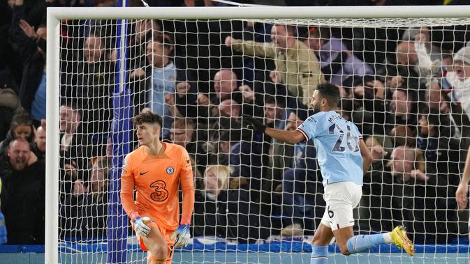 Pemain sayap Manchester City, Riyad Mahrez, berlari untuk merayakan gol yang dicetaknya ke gawang Chelsea dalam laga pekan ke-19 Premier League di Stamford Bridge, Jumat (6/1/2023) dini hari WIB. Man City menang 1-0 dalam laga ini. (AP Photo/Kirsty Wigglesworth)