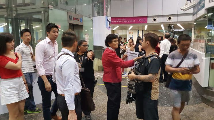 Train services on the North-South Line were disrupted on the evening of 28 June 2017. Photo of service staff advising affected commuters at Orchard MRT station: Teng Yong Ping/Yahoo Singapore