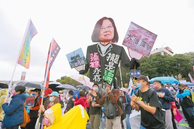 &#x0079cb;&#x009b25;&#x00904a;&#x00884c;12&#x0065e5;&#x005728;&#x007e3d;&#x007d71;&#x005e9c;&#x00524d;&#x0051f1;&#x009053;&#x00767b;&#x005834;&#x00ff0c;&#x006c11;&#x005718;&#x008af7;&#x00523a;&#x008521;&#x0082f1;&#x006587;&#x007e3d;&#x007d71;&#x0066fe;&#x005beb;&#x004e0b;&#x007684;&#x00300c;&#x0085fb;&#x007901;&#x006c38;&#x005b58;&#x00300d;&#x00662f;&#x009a19;&#x005c40;&#x003002;&#x00ff08;&#x009ec3;&#x004e16;&#x009e92;&#x00651d;&#x00ff09;