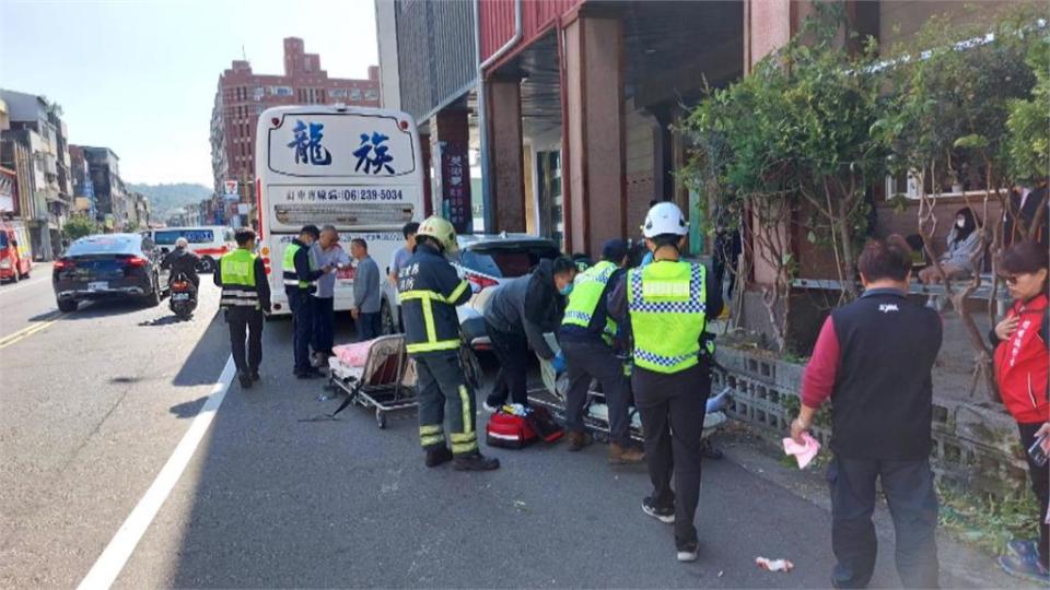 小客車突失控撞路人、遊覽車　遭無妄之災　6鐵道迷輕傷