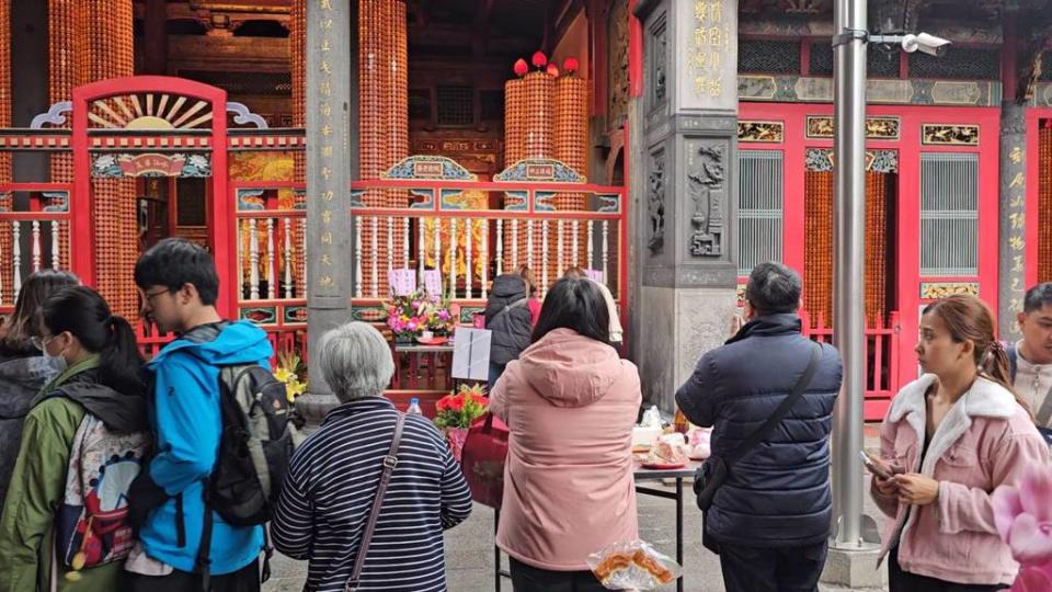 萬華龍山寺不少信眾參拜土地公。(游定剛拍攝)