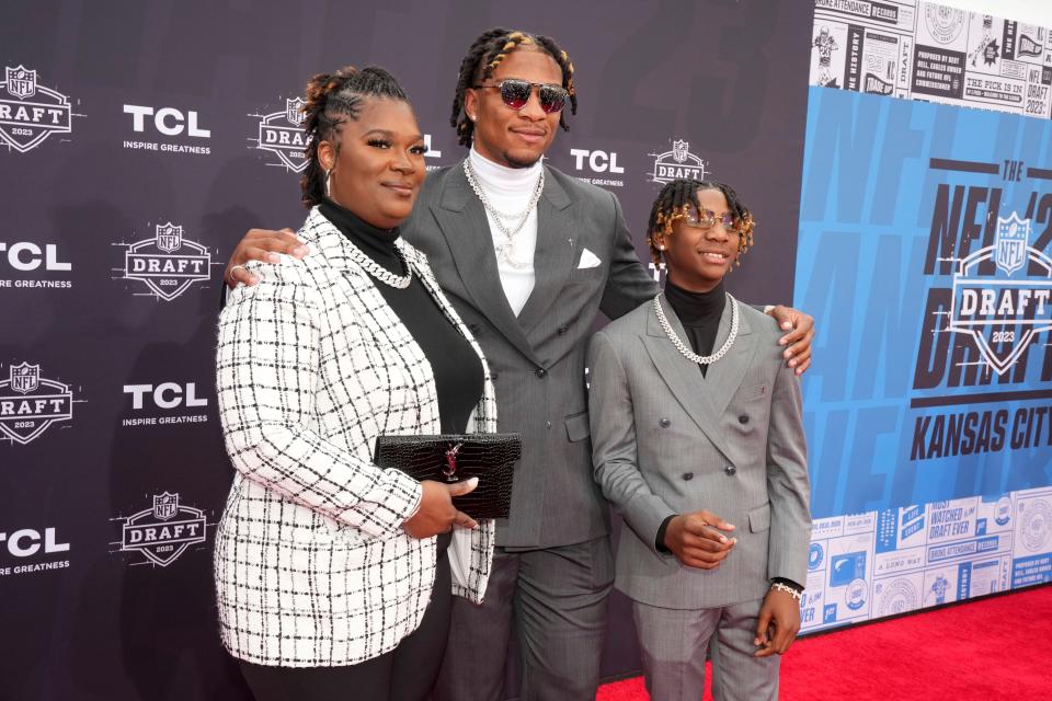 Florida quarterback Anthony Richardson, center, poses on the NFL draft red carpet, Thursday, April 27, 2023, in Kansas City, Mo. (AP Images for NFL/Doug Benc)