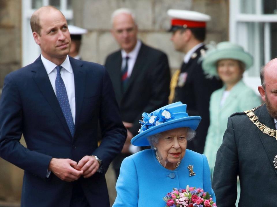 Prinz William und die Queen bei einem gemeinsamen Auftritt in Schottland. (Bild: imago/i Images)