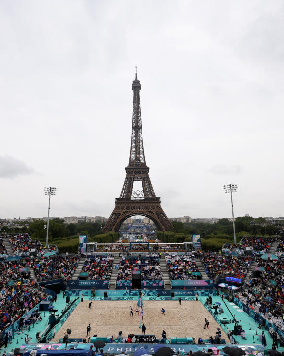 La torre Eiffel de fondo en medio un partido entre EEUU Y Cuba . ( Ezra Shaw/Getty Images)