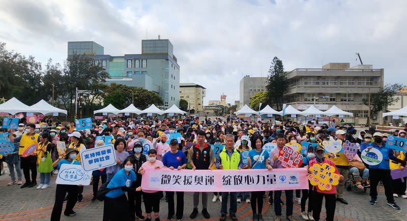 澎湖好天天齊步走健走活動登場（1） 「微笑援奧運，綻放心力量」好天天齊步走健走活動 23日在澎湖縣政府廣場登場，澎湖縣政府秘書長蔡淇 賢（前右4）、議長陳毓仁（前左4）等人出席。 中央社  113年3月23日 