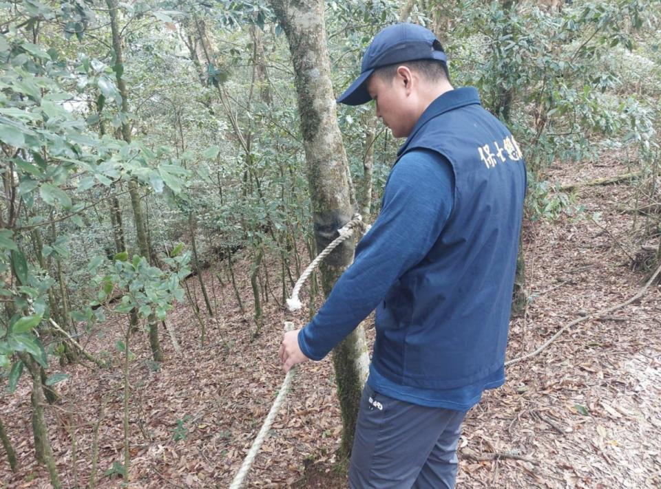 台中市和平區稍來山步道沿線攀沿線有40多處引導繩遭蓄意切斷，已報警展開偵辦。（東勢林管處提供）