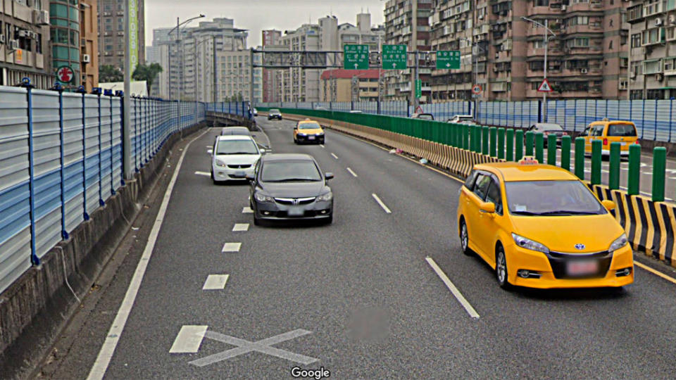 新生高架橋長安東路匝道加速車道從白虛線終點到槽化線底部距離只有約70公尺。(圖片來源/ Google Maps)