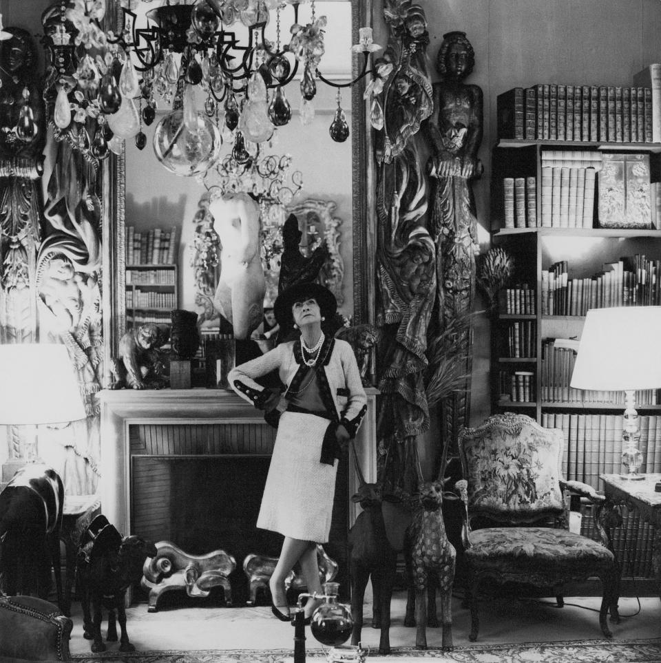 En 1937 la diseñadora se instaló en una suite del Hotel Ritz de París en la que residió hasta su fallecimiento (murió con las tijeras en la mano y con su traje favorito). (Foto: Cecil Beaton / Condé Nast / Getty Images)