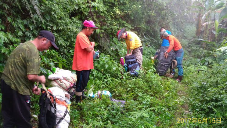 登山客李明翰獨攀牡丹岩哈崙橫斷探勘路線，失聯30天，消防局今天組成地面搜救隊，包括警消、林務局人員及5名山友上山救援。(中央社/花蓮縣消防局提供)