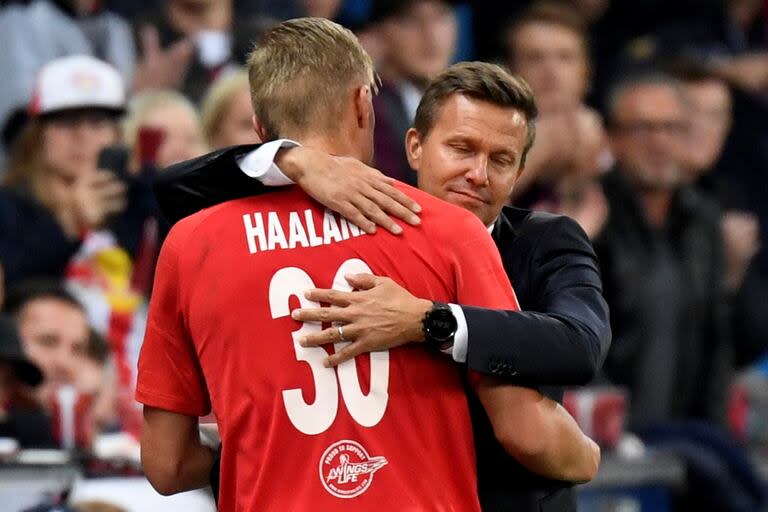 Jesse Marsch se abraza con Erling Haaland, cuando el estadounidense lo dirigió en Salzburgo, en 2019