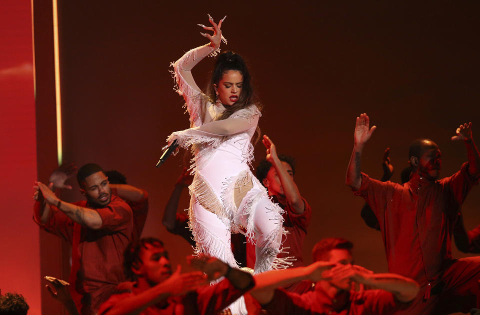 Rosalía actúa en la ceremonia de los premios Grammy el domingo 26 de enero del 2020 en Los Angeles. (Foto por Matt Sayles/Invision/AP)