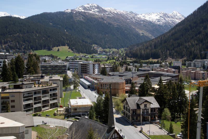 FOTO DE ARCHIVO. Vista general de la biblioteca pública frente al centro de congresos, sede del próximo Foro Económico Mundial 2022 (FEM) en la estación alpina de Davos, Suiza