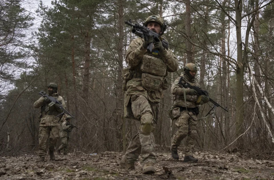 우크라이나 군인들이 3월 금요일 우크라이나 키예프 지역에서 전투 훈련을 받고 있습니다.  2023년 3월. (AP Photo/Efrem Lukatsky)
