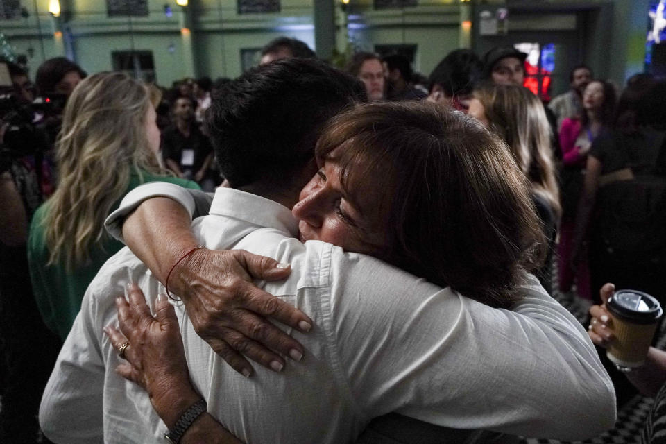 Defensores del "En contra" en el plebiscito chileno contra la propuesta de nueva constitución celebran los resultados en Santiago, Chile, el domingo 17 de diciembre de 2023. Por segunda vez, los chilenos van a un referéndum para decidir si reemplazan la constitución vigente, heredada de la dictadura de Augusto Pinochet, por un nuevo texto. (AP Foto/Matías Basualdo)