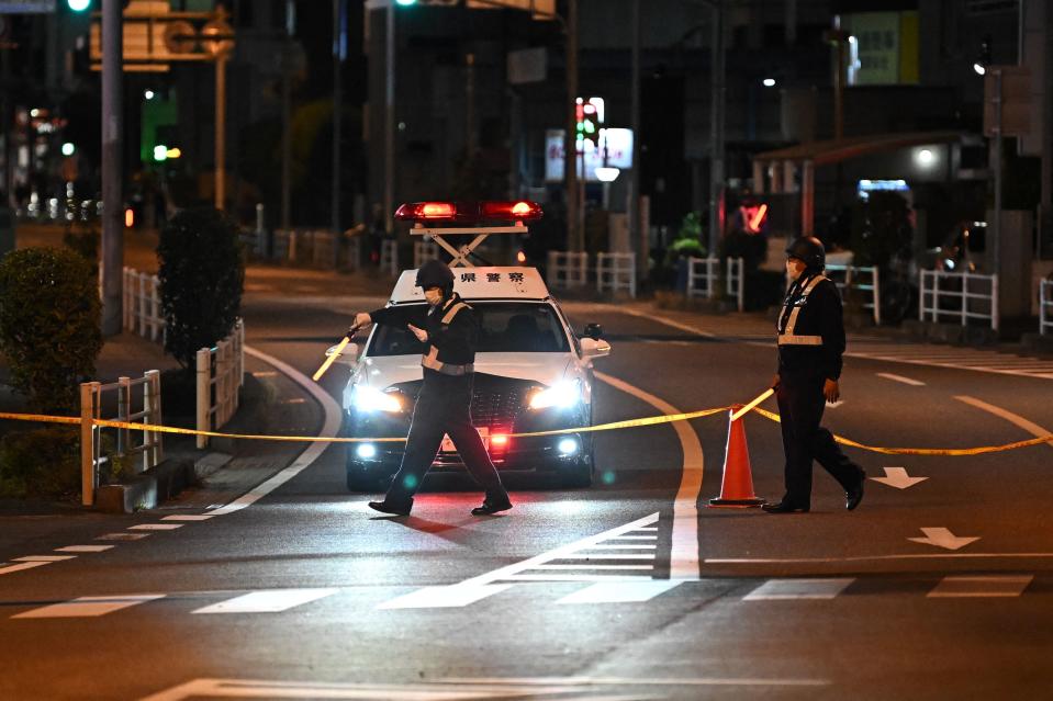 當局派出警力在附近站崗。（AFP）