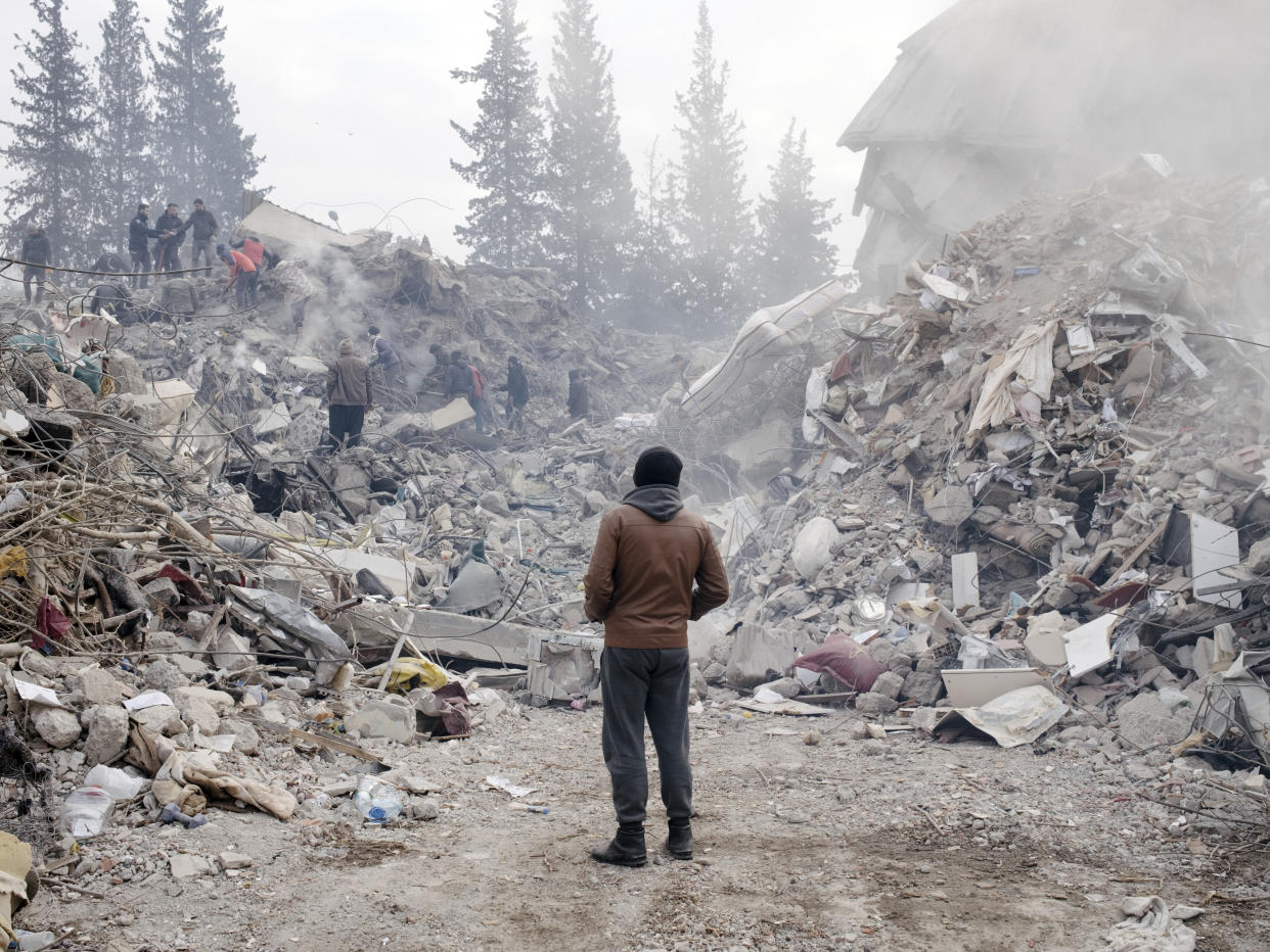 Varias personas buscan a sus familiares en un edificio derrumbado en Kahramanmarash, Turquía, el 10 de febrero de 2023. (Emin Ozmen/The New York Times)