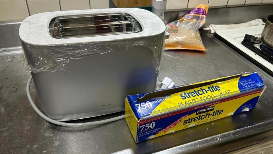 網友分享，保鮮膜蓋在麵包機上可以防灰塵。（圖／翻攝自臉書）