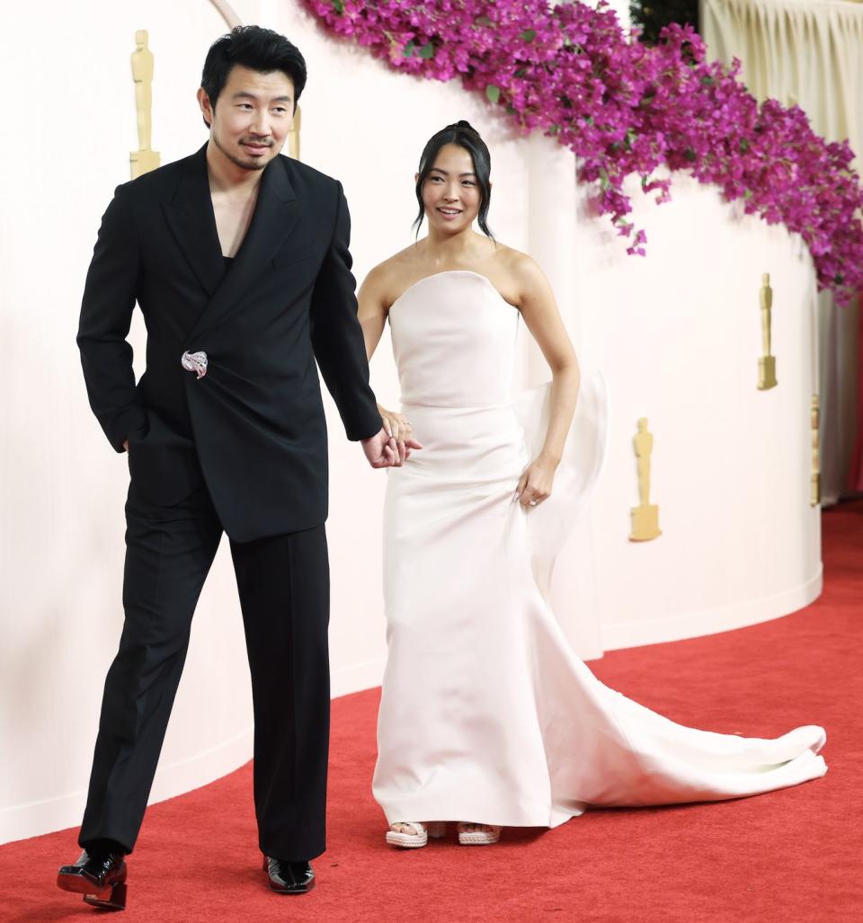 hollywood, ca march 10 l r simu liu and allison hsu arriving on the red carpet at the 96th annual academy awards in dolby theatre at hollywood highland center in hollywood, ca, sunday, march 10, 2024 christina house los angeles times via getty images