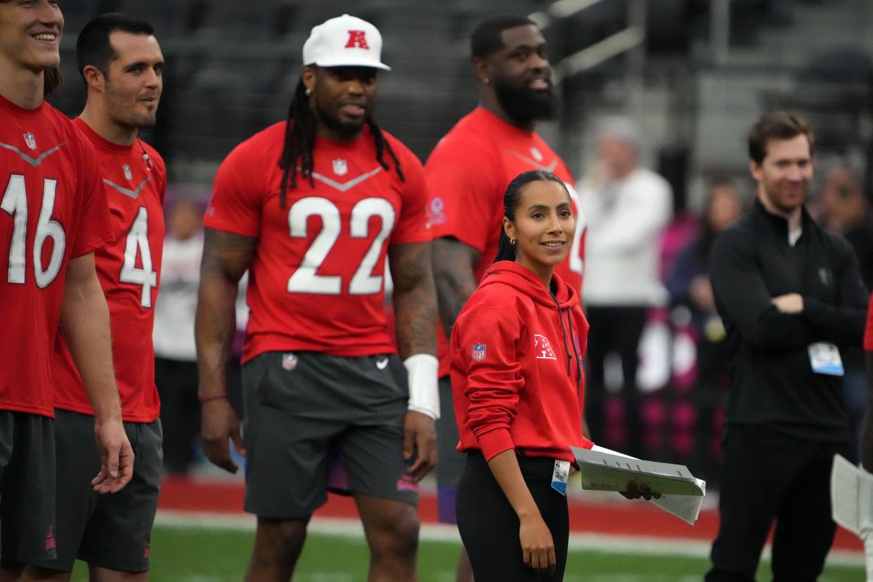 Diana Flores junto a Derek Carr (4) y Derrick Henry (22) (Foto de: Kirby Lee-USA TODAY Sports)